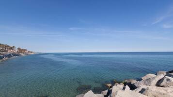 Ubicación cercana a la playa y tumbonas