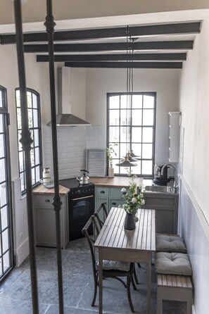 Réfrigérateur, four, plaque de cuisson, cafetière/bouilloire