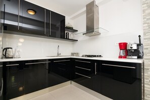 Jääkaappi, mikroaaltouuni, uuni, liesi