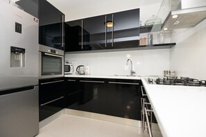 Geladeira, micro-ondas, fogão, cooktop