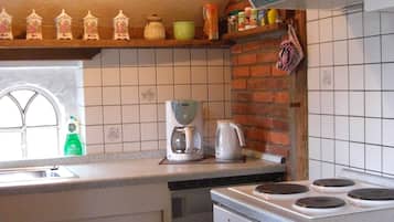 Kühlschrank, Ofen, Herdplatte, Wasserkocher mit Kaffee-/Teezubehör