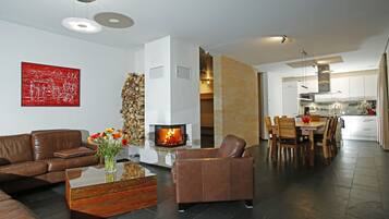 Fernseher, Kamin, DVD-Player, Stereoanlage