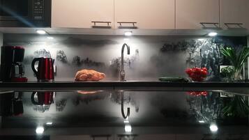 Réfrigérateur, micro-ondes, four, plaque de cuisson