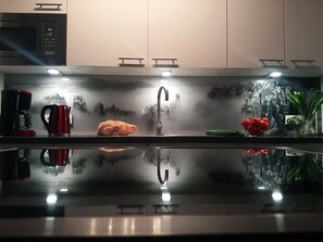 Een koelkast, een magnetron, een oven, een kookplaat