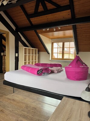 2 quartos, ferros/tábuas de passar roupa, Wi-Fi, roupa de cama