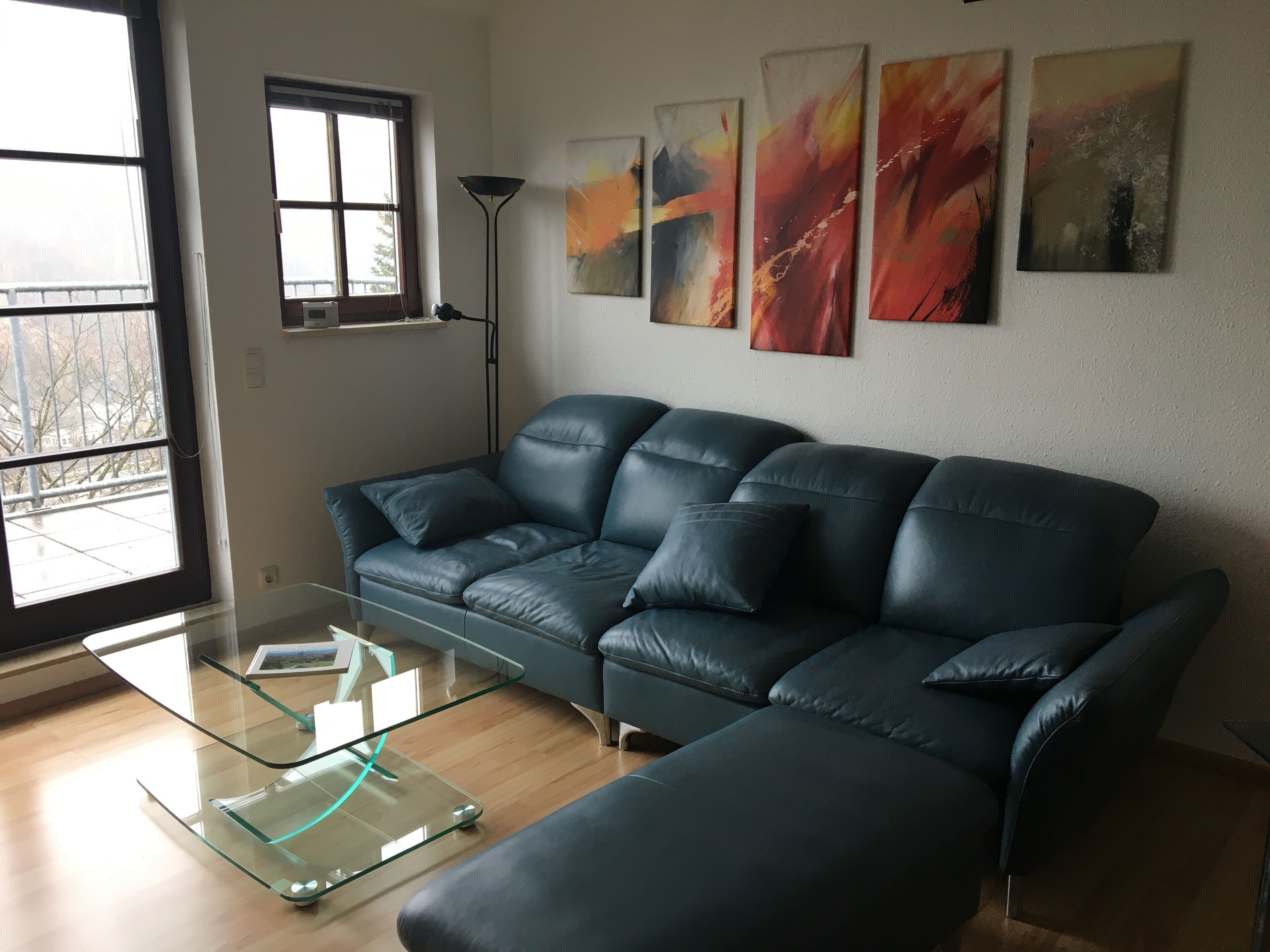 Fernseher, DVD-Player, Kinderspielzeug, Bücher