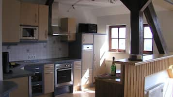 Geladeira, micro-ondas, cooktop, lava-louças