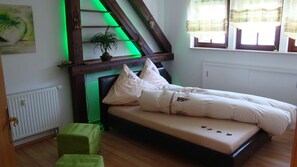 2 bedrooms, travel cot, free WiFi, bed sheets