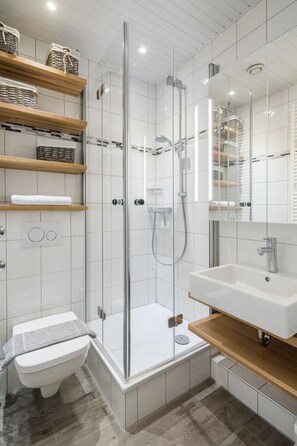 Dusche, Haartrockner, Handtücher