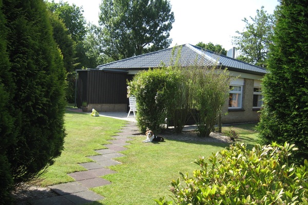 Hausansicht und Garten