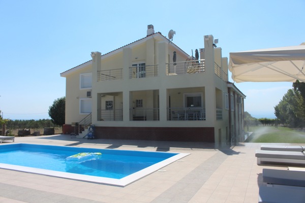 Haus mit Pool und Terrasse