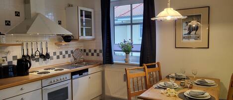 Kühlschrank, Mikrowelle, Ofen, Geschirrspüler