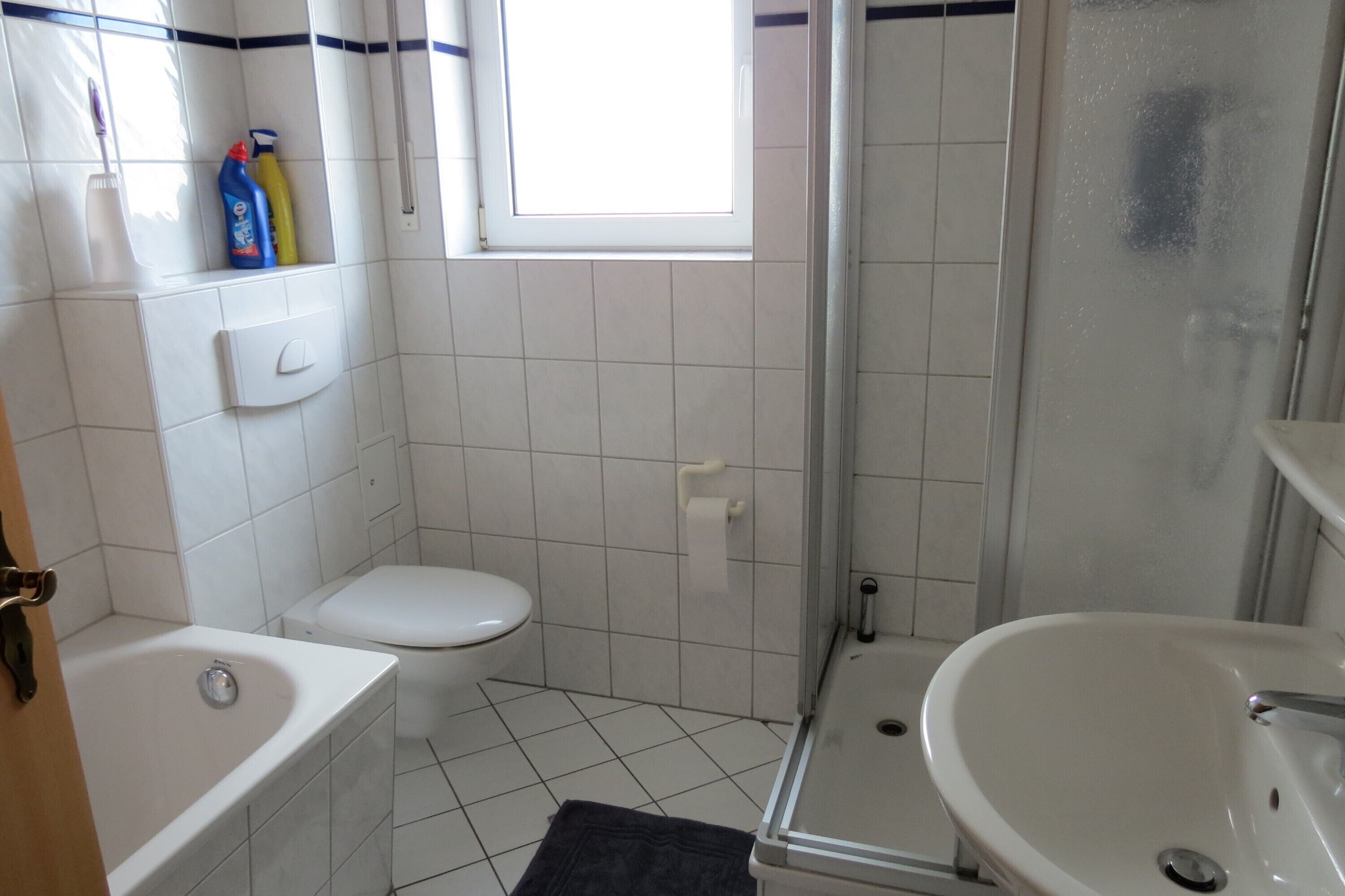 Un baño con bañera, inodoro, ducha y lavamanos.