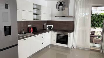 Refrigerador, microondas, horno y parrilla de estufa
