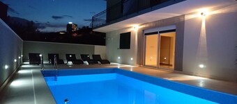 Villa Antonija, 50 m from sandy beach, heated pool, max 12 pax