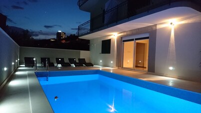 Villa Antonija, 50 m from sandy beach, heated pool, max 12 pax