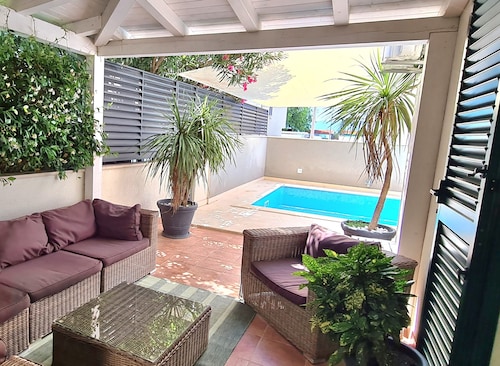 Villa Antonija, 50 m from sandy beach, heated pool, max 12 pax