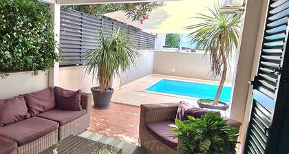 Villa Antonija, 50 m from sandy beach, heated pool, max 12 pax