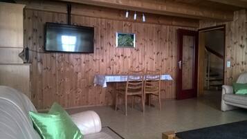 Fernseher, Kamin, DVD-Player, Tischfußball