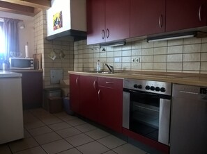 Fridge, microwave, oven, stovetop - Former farmhouse in a quiet outskirts. Pets are welcome. (Aichhalden)