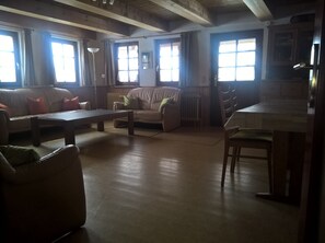 TV, fireplace, DVD player, table football - Former farmhouse in a quiet outskirts. Pets are welcome. (Aichhalden)