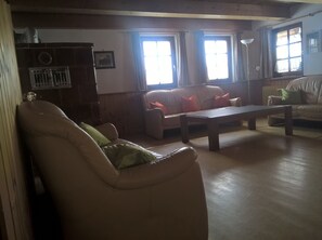 TV, fireplace, DVD player, table football - Former farmhouse in a quiet outskirts. Pets are welcome. (Aichhalden)