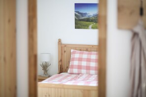 3 bedrooms, travel cot, free WiFi, bed sheets