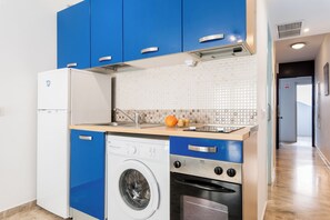 Kylskåp, mikrovågsugn, ugn och spishäll