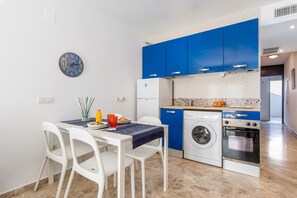 Fridge, microwave, oven, stovetop - Central Apartment with Shared Terrace, Wi-Fi, Air Conditioning and TV (MALAGA)
