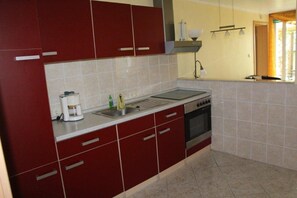 Kühlschrank, Ofen, Herdplatte, Wasserkocher mit Kaffee-/Teezubehör