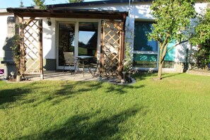 Exterior - Quiet location, 800 m² lawn, small pond, pets welcome (Brandenburg)