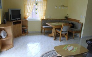 Dining - Quiet location, 800 m² lawn, small pond, pets welcome (Brandenburg)
