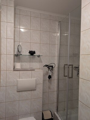 Dusche, Haartrockner, Toilettenpapier