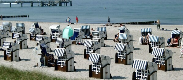 Beach - Separate vacation apartment close to the sea (800m) in Wustrow, quiet central location, WLAN (Wustrow)