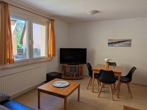 Dining - Separate vacation apartment close to the sea (800m) in Wustrow, quiet central location, WLAN (Wustrow)