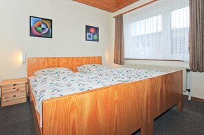 1 bedroom, bed sheets