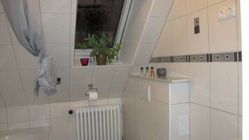 Baignoire, sĂšche-cheveux, serviettes fournies, savon