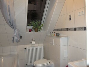 Baignoire, sèche-cheveux, serviettes fournies, savon