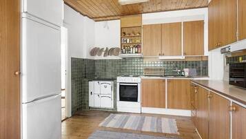 Een koelkast, een microgolfoven, een oven, een kookplaat