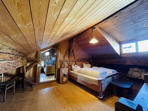 5 bedrooms, iron/ironing board, free WiFi, bed sheets