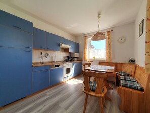 Een koelkast, een magnetron, een oven, een vaatwasser