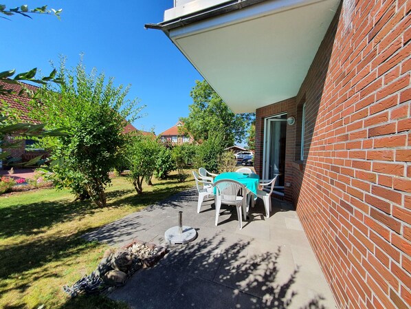 Unclassified image, 1 of 21, button