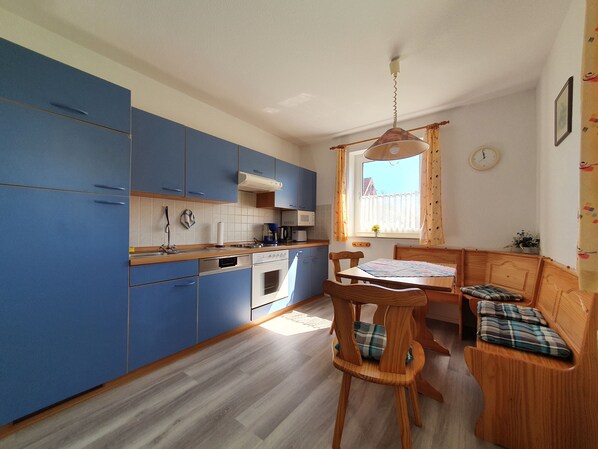 Kühlschrank, Mikrowelle, Ofen, Geschirrspüler