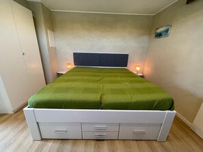 3 slaapkamers, een strijkplank/strijkijzer, gratis wifi, beddengoed