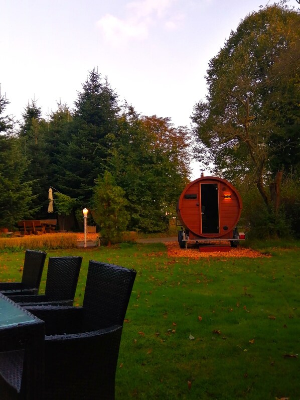 Property grounds - Spacious vacation apartment with fireplace and barrel sauna in the sheltered garden. (Varel)