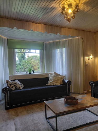 Großzügige Ferienwohnung mit Feuerstelle und Fass-Sauna im  geschützten Garten.