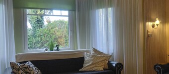 Spacious vacation apartment with fireplace and barrel sauna in the sheltered garden.