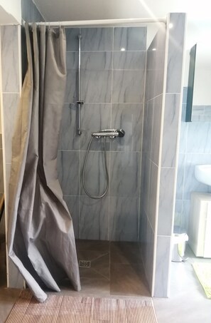 Chuveiro/banheira combinados, secador de cabelo, sabonete 