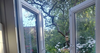 Großzügige Ferienwohnung mit Feuerstelle und Fass-Sauna im geschützten Garten.