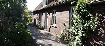 Spacious vacation apartment with fireplace and barrel sauna in the sheltered garden.
